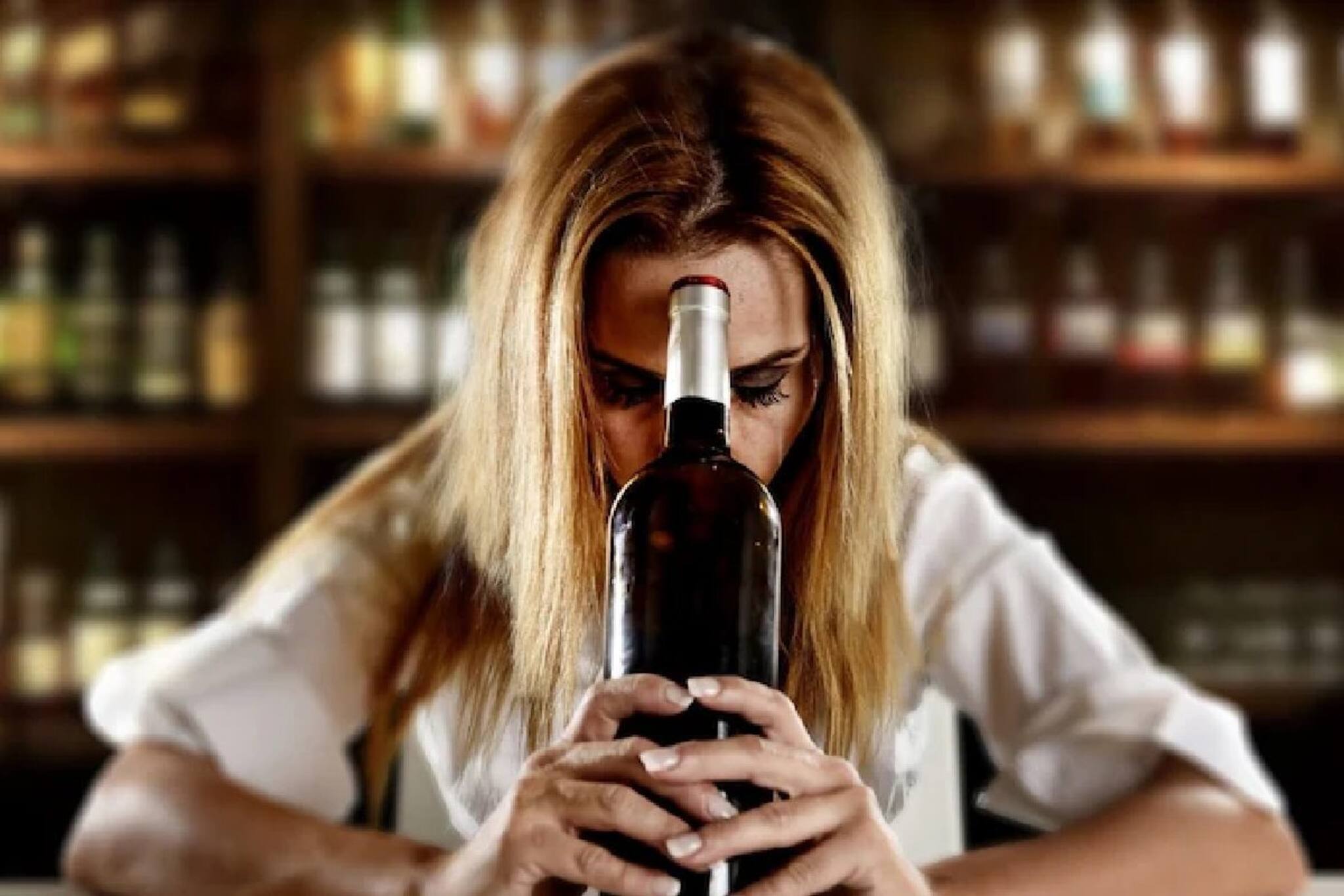 ভারতে বিমানে ঠিক কতটা মদ খেতে পারবেন জানেন? নিয়ম না মানলে হতে পারে বড় জরিমানা!