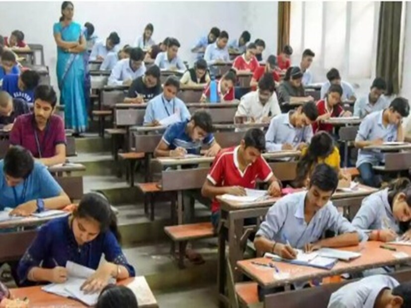 মূল মামলাকারী আইনজীবী তরুনজ্যোতি তিওয়ারি বলেন, ''খুবই বিস্ময়ের যে, ২০২৩ সালের মে মাস থেকে প্রাথমিকে ৩২ হাজার চাকরি বাতিল মামলার ওপর স্থগিতাদেশ দিয়েছে যে বিচারপতির ডিভিশন বেঞ্চ, সেই বিচারপতি সৌমেন সেন সোমবার ব্যক্তিগত কারণে মামলা ছেড়ে দিচ্ছেন। আমরা আশা করব খুব দ্রুত ব্যবস্থা হবে। প্রধান বিচারপতি  হস্তক্ষেপ করবেন।'' 