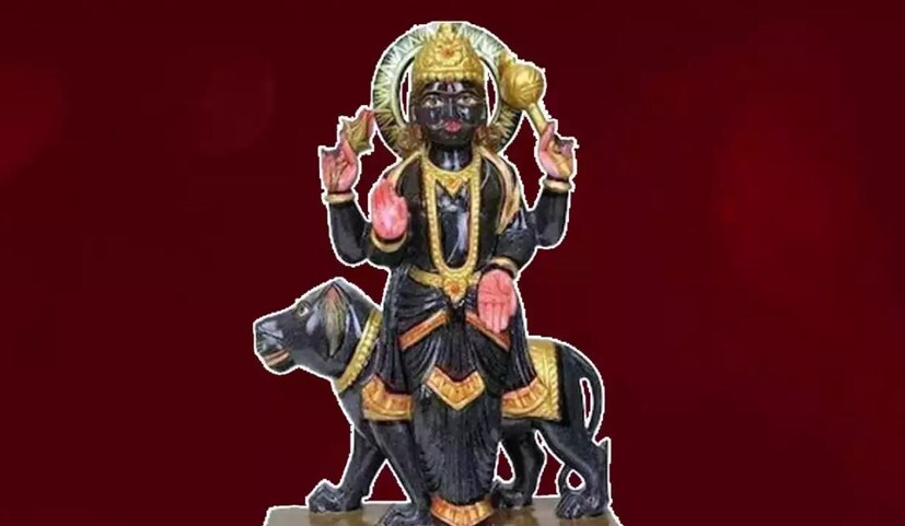 জ্যোতিষশাস্ত্রে, শনিদেবের ফলাফল দাতা এবং বিচারকের মর্যাদা রয়েছে, তাই এটি মানুষের জন্য শুভ এবং অশুভ উভয় ফল প্রদান করে। কুণ্ডলীতে কর্মের দাতা ও বিচারক শনিদেবের অবস্থান শুভ ও অশুভ ফল দেয়। শনির শুভ প্রভাবের কারণে একজন ব্যক্তি দরিদ্র থেকে রাজায় রূপান্তরিত হতে পারে, যেখানে শনির অশুভ অবস্থানের কারণে একজন ব্যক্তি রাজা থেকে দরিদ্রে রূপান্তরিত হতে পারে। 