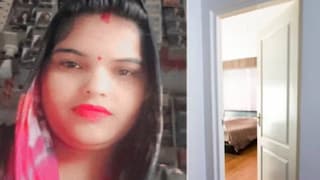 স্বামীকে সরাসরি জানিয়ে দেন, ‘তুমি আবার বিয়ে করে নাও, আমি বন্ধুর সঙ্গেই থাকব।’ এই টানাপোড়েনের মধ্যেই সন্ধ্যায় নিজ ঘরেই স্বাতীর মৃতদেহ উদ্ধার হয়। স্বামীর অভিযোগের ভিত্তিতে তাঁর বন্ধুর বিরুদ্ধে মামলা দায়ের করেছে পুলিশ। 