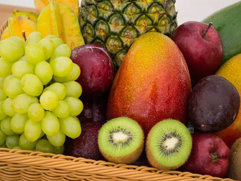 U.S. Department of Agriculture and the Food and Drug Administration-এর তরফে চালানো একটি সমীক্ষা চালানো হয়। ৪৬ রকম বিভিন্ন ফল ও সবজির ৪৬০০০ নমুনা সংগ্রহ করে পরীক্ষা করা হয়। দেখা যায়, এমন ১২ টি ফল ও সবজি রয়েছে, যাদের মধ্যে কীটনাশকের পরিমাণ সবচাইতে বেশি।