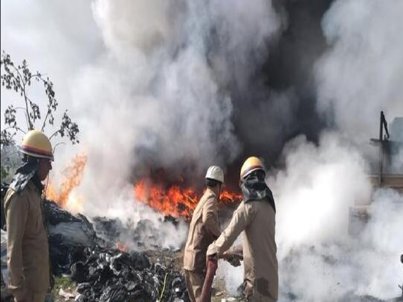 স্থানীয় কাউন্সিলরের স্বামীর বিরুদ্ধে এলাকাবাসীদের ওপর নানা ভাবে চাপ সৃষ্টি করারও অভিযোগ উঠছে। পুলিশ  বিষয়টির উপর নজরদারি রাখছে। এখন কতক্ষণে এই ধোঁয়া ও আগুন আতঙ্ক নিয়ন্ত্রণে আসে সেটাই দেখার। Input- Rudra Narayan Roy