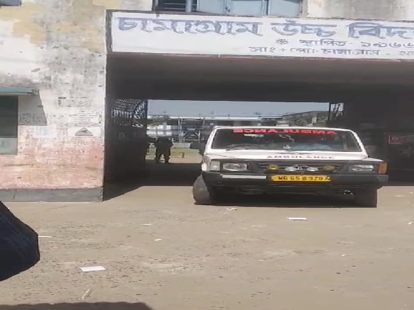 মালদহের বৈষ্ণবনগরের চামাগ্রাম হাইস্কুলের ঘটনা। আহত শিক্ষক-শিক্ষিকাদের চিকিৎসার জন্য আনতে হয় বেদরাবাদ গ্রামীণ হাসপাতালে। ঘটনায় ব্যাপক উত্তেজনা ছড়ায় স্কুলে। শেষ পর্যন্ত বাড়তি পুলিশের পাহারায় নেওয়া হয় উচ্চ মাধ্যমিকের ইংরেজির পরীক্ষা। জানা গিয়েছে, চামাগ্রাম হাইস্কুলে তিনটি স্কুলের পড়ুয়াদের পরীক্ষাকেন্দ্র হয়। ক্যান্দিটোলা হাইমাদ্রাসা, চরসুজাপুর হাইস্কুল এবং পারলালপুর হাইস্কুলের চারশো-রও বেশি পরীক্ষার্থীর পরীক্ষার ব্যবস্থা ছিল চামাগ্রাম হাইস্কুলে। 