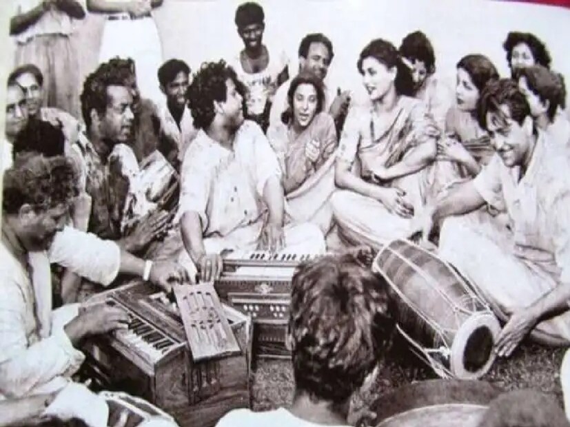 হোলির সেই পার্টি আর স্টুডিওতে হয় না, কাপুর পরিবারের সদস্যরা প্রায়শই তাঁদের স্মৃতি মনে করে হোলি পার্টির কথা শেয়ার করেন। 