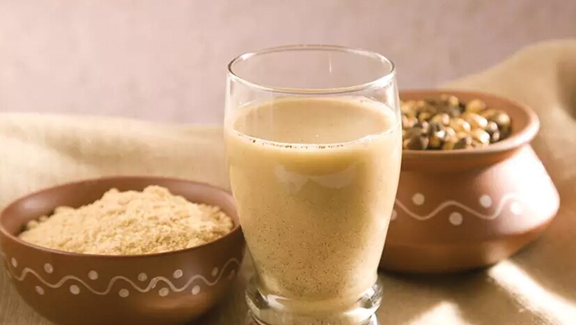 ওজন কমাতে অনেকেই ছাতু খান। কারণ, ছাতুতে ক্যালরির পরিমাণ খুব কম, অথচ ভরপুর প্রোটিন আছে এবং অনেক্ষণ পেট ভর্তি থাকে। বিশেষ করে এই গরমে ছাতুর শরবতের চাহিদা বেড়ে যায়।
