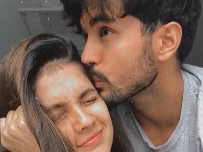 যুজবেন্দ্র চাহাল, হার্দিক পান্ডিয়ার পর ভারতীয় দলের আরেক তারকা ক্রিকেটারের ডিভোর্স! এক সময় কেকেআরের তারকা ক্রিকেটার ছিলেন তিনি। ২০১৮ সালে বিয়ে করেছিলেন অভিনেত্রীকে। তবে সেই বিয়ে ভেঙেছে বলে খবর। 