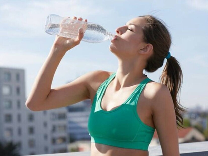 *প্লাস্টিকের জলের বোতলঃ প্লাস্টিকের জলের বোতলে বিসফেনল ও থ্যালেটস নামক রাসায়নিক থাকে। এগুলি থেকে হরমোনের ভারসাম্যহীনতা হতে পারে। বোতল গরম হয়ে গেলে এসব টক্সিন জলে মিশে যায়। এগুলি স্তন এবং প্রোস্টেট ক্যানসারের কারণ হতে পারে। এজন্য গ্লাস, তামা ও স্টেইনলেস স্টিলের বোতল ব্যবহার করা উচিত।