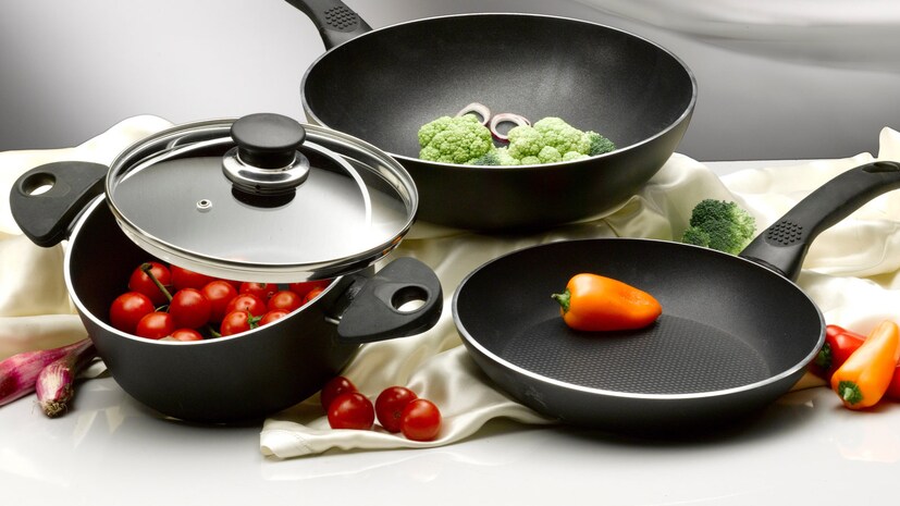 *নন-স্টিক কুকওয়্যারঃ এখন রান্নাঘরে নন-স্টিক কুকওয়্যার বাড়ছে। বিশেষ করে টেফলন প্রলেপযুক্ত রান্নার পাত্র খুবই বিপজ্জনক। এটি ক্যানসারের কারণ হতে পারে। আমরা মনে করি এতে রান্না করা সহজ হয়, কিন্তু এটি বিষাক্ত পদার্থ নিঃসরণ করে। এই আবরণে উপস্থিত পারফ্লুরোঅ্যাকট্যানিক অ্যাসিড কিডনি এবং টেস্টিকুলার ক্যানসারের ঝুঁকি বাড়ায়। এজন্য নন-স্টিক কুকওয়্যারের জায়গায় স্টেইনলেস স্টিল, কাস্ট আয়রন এবং সিরামিক কুকওয়্যার ব্যবহার করুন। নন-স্টিক ব্যবহার করতে চাইলে অতিরিক্ত গরম করবেন না।