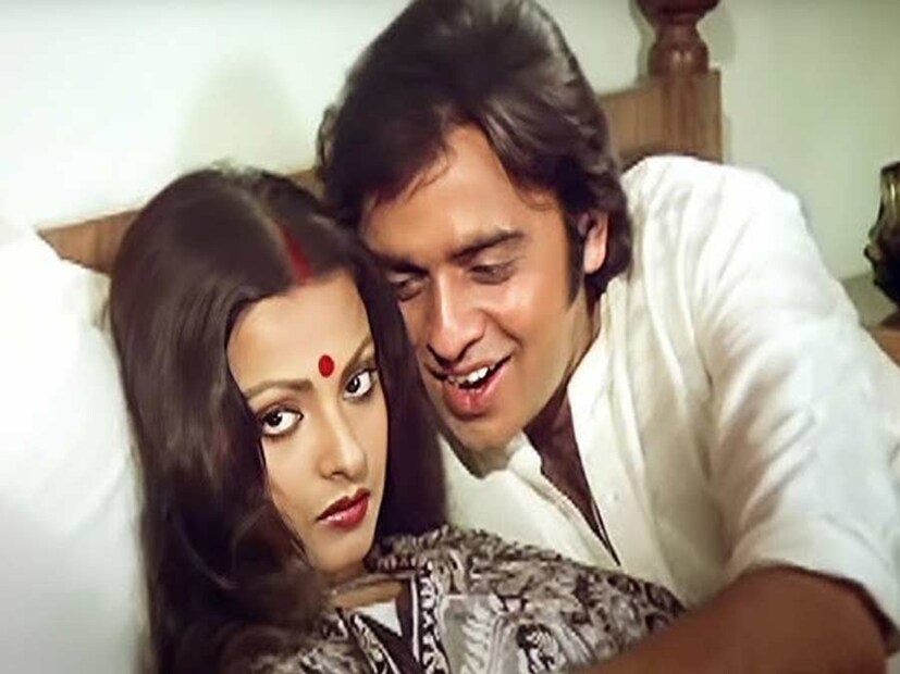 রেখার আত্মজীবনী 'দ্য আনটোল্ড স্টোরি'-তে লেখক ইয়াসির উসমান লেখেন, জীতেন্দ্রর সঙ্গে প্রেম ভেঙে যাওয়ার পর সুপারহিট বলি অভিনেতা বিনোদ মেহরার প্রেমে পড়েন রেখা। তাঁরা বিয়েও করেন। কিন্তু শ্বশুরবাড়িতে নববিবাহিতা প্রবেশ করতেই নাকি তাঁকে জুতোপেটা করেছিলেন বিনোদের মা।