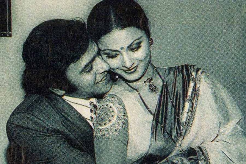 ইয়াসির উসমান রচিত ‘রেখা: দ্য আনটোল্ড স্টোরি’ বইয়ে রেখার রঙিন প্রেমজীবনের নানা ছবি ফুটে উঠেছে। বই থেকে জানা যায়, জীতেন্দ্রের সঙ্গে সম্পর্ক ভেঙে যাওয়ার পর বলি অভিনেতা বিনোদ মেহরার সঙ্গে আলাপ হয় রেখার। ‘ঘর’, ‘প্যার কি জিত’, ‘সাজন কি সহেলি’, ‘জাল’-এর মতো একাধিক ছবিতে তাঁরা একসঙ্গে অভিনয় করেছেন।