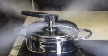 প্রেসার কুকারে ভাত করেন! বড় ভুল এটাই! আর কী কী রান্না করলে শরীরের বারোটা বাজবে জেনে নিন প্রেসার কুকারে ভাত করেন! বড় ভুল এটাই! আর কী কী রান্না করলে শরীরের বারোটা বাজবে জেনে নিন