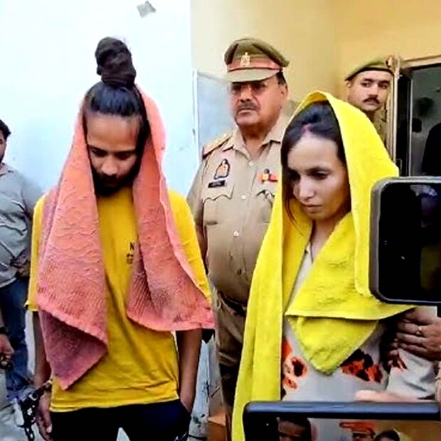 মেরঠের মার্চেন্ট নেভি অফিসার সৌরভ রাজপুত হত্যাকাণ্ডে শিউরে উঠেছে গোটা দেশ! কী নৃশংসভাবে প্রেমিকের মদতে নিজের স্বামীকে খুন করে সৌরভের স্ত্রী মুসকান৷ স্বামীর দেহ কুকিকুচি করে কাটতেও তার বাঁধে নি! খুনের তদন্ত যত এগোচ্ছে, পুলিশের জেরার মুখে উঠে আসছে একের পর এক গায়ে কাঁটা ধরানো স্বীকারোক্তি