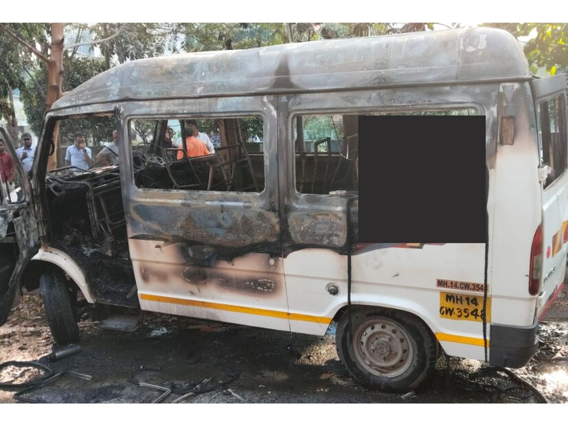 চালক গাড়ি থেকে লাফিয়ে নামার পর হট্টগোল শুরু হয়। চালকবিহীন মিনিবাসটি ২০০ মিটার পথ পাড়ি দিয়ে একটি গাছের সঙ্গে ধাক্কা খায়। ততক্ষণে, দুজন লোক সামনের দরজা দিয়ে কোনওক্রমে লাফিয়ে বেরিয়ে আসেন।