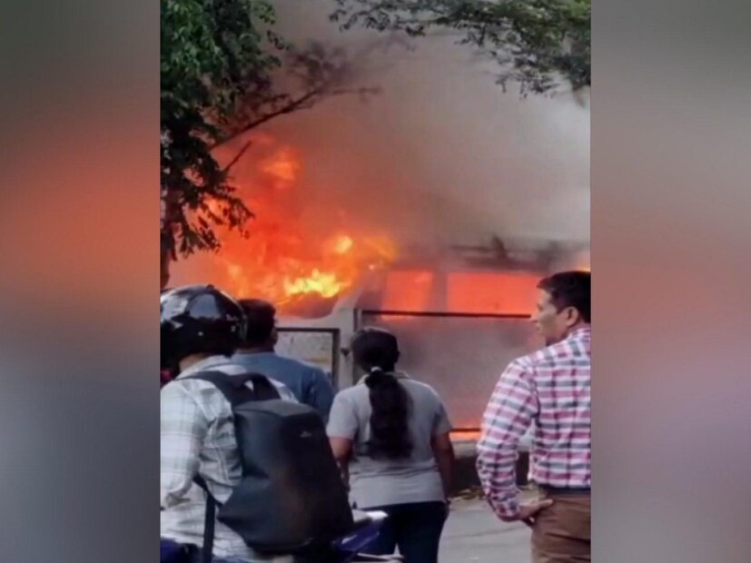 বাসচালক জানান, নিজে হাতেই বাসে একটা দেশলাই জ্বালিয়ে আগুন ধরিয়ে দেয় সে। যার ফলে রাসায়নিক বিস্ফোরণ ঘটে। নিজেকে বাঁচাতে অবশ্য বিস্ফোরণের আগেই গাড়ি থেকে বেরিয়ে যায় ওই 'ঘাতক' বাস ড্রাইভার। এমনটাই স্বীকারোক্তিতে জানিয়েছে সে।