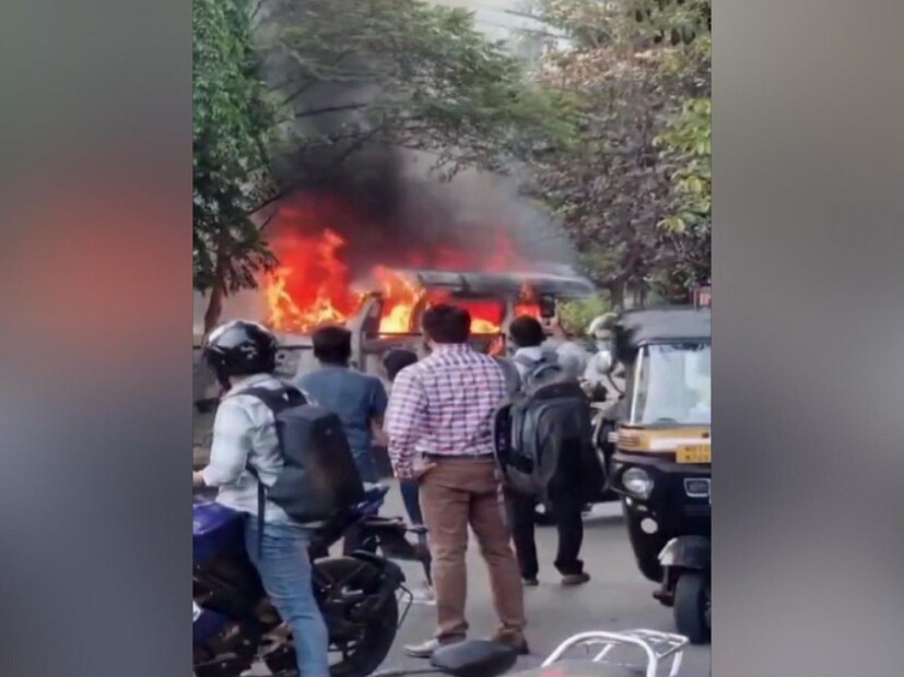 সময়মতো লাফিয়ে পড়ায় ওই দুই যাত্রী সামান্য আহত হলেও প্রাণে বেঁচে যান। এদিকে একটি গাছে ধাক্কা লাগার পর মিনিবাসটিতে আগুন ধরে যায়। প্রাণ হাতে করে জ্বলন্ত অবস্থায় বাসের পিছন থেকে সামনে এসে লাফিয়ে নামেন আরও ৬ জন।
