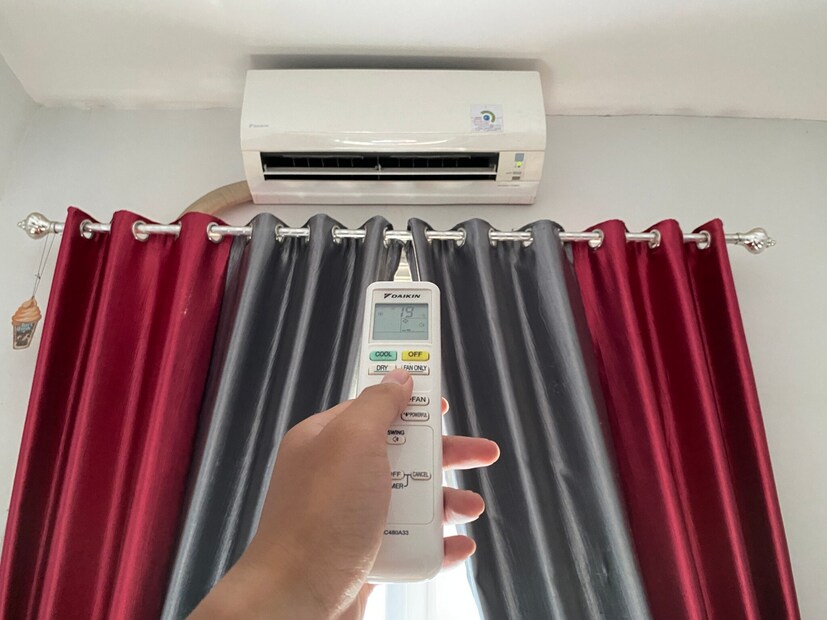 ফলস্বরূপ, বেশিরভাগ মানুষ তাদের শরীরের তাপ কমাতে ফল এবং ঠান্ডা পানীয় পান করছেন।তাছাড়া, সুযোগ পেলেই ঢুকে পড়ছেন এসি রুমে। আজকাল অনেকেই নিজেদের সুবিধা অনুযায়ী বাড়িতে ঠান্ডা থাকার জন্য এসি ব্যবহার করেন।