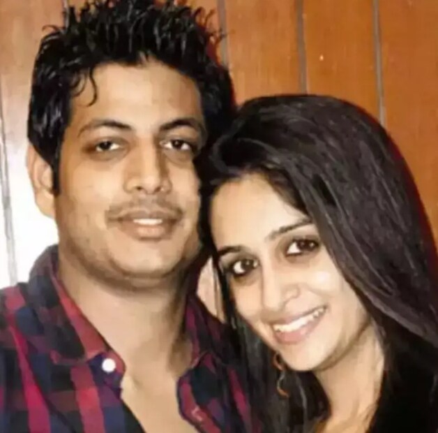 দীপিকা কাকরশোয়েব ইব্রাহিমের জন্য রৌনককে ডিভোর্স দেওয়ার অভিযোগে অভিযুক্ত দীপিকা কক্কর। দীপিকা কক্কর এবং শোয়েব ইব্রাহিমের দেখা হয়েছিল &quot;সাসুরাল সিমার কা&quot; ছবির সেটে। সেই সময় দীপিকা কক্কর বিবাহিত ছিলেন। 