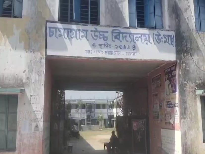 এমনকী মহিলা শিক্ষকদেরও ছাড় দেওয়া হয়নি। রাজ্য প্রশাসনের ওপরমহলেও কথা হয়েছে। পরীক্ষায় স্বচ্ছতার প্রশ্নে জিরো টলারেন্স ফের জানালেন সংসদ সভাপতি। যদিও শিক্ষকেরা জানাচ্ছেন তাঁরা এখনও আতঙ্কিত। ফলে পর্যাপ্ত নিরাপত্তা ছাড়া তাঁদের পক্ষে সংসদের গাইডলাইন মেনে তল্লাশি চালানো সম্ভব নয়। ঘটনার পর অ্যাম্বুলেন্সে আহত শিক্ষক-শিক্ষিকাদের বের করে আনা হয় চিকিৎসার জন্য। (সেবক দেবশর্মা)