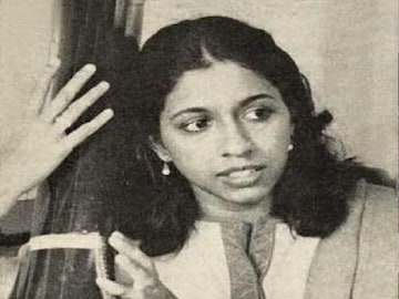 চাননি 'বিয়ে' করতে, কিন্তু ৪ সন্তানের বাবার সঙ্গেই...! ৫০হাজার গান ঝুলিতে, চেনেন গায়িকাকে