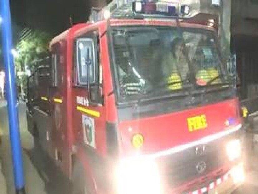 কীভাবে এই আগুন লাগল তা এখনো জানা না গেলেও, আগুন নেভানোর কাজ চালিয়ে যাচ্ছেন দমকল কর্মীরা। তাঁদের সঙ্গে কথা বলে জানা যায়,  উপরিভাগের আগুন নিভে গেলেও ভেতরের নানা জায়গায় আগুন রয়েছে যা পরবর্তীতে জ্বলে ওঠার সম্ভাবনা থাকছে। এখনও পুরোপুরি নিয়ন্ত্রণে আনতে বেশ কিছুটা সময় লাগতে পারে বলেও অনুমান।