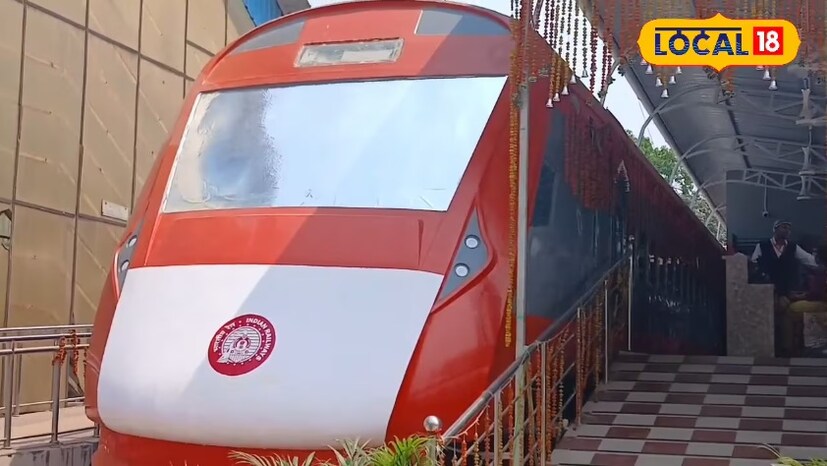 সবথেকে গুরুত্বপূর্ণ বিষয় হল সাঁতরাগাছির মত জনবহুল স্টেশনের কথা মাথায় রেখে ২৪ ঘণ্টা খোলা থাকছে এই রেস্টুরেন্টে, যাতে যে কোনও সময়ে গেলেই মিলবে খাবার। পাঞ্জাবি, দক্ষিণ ভারতীয়, বাংলা - সব ধরনের পদই রাখা হয়েছে এই রেস্টুরেন্টের পদে। ট্রেনের পাশেই প্লাটফর্ম রাখা হয়েছে সেখানে আরও কম খরচে খাবার। বন্দে ভারত ট্রেন প্লাটফর্মে দাঁড়িয়ে রয়েছে। সেই প্ল্যাটফর্মে বসে আপনি খাবার খাচ্ছেন এমন অনুভূতি মিলবে।