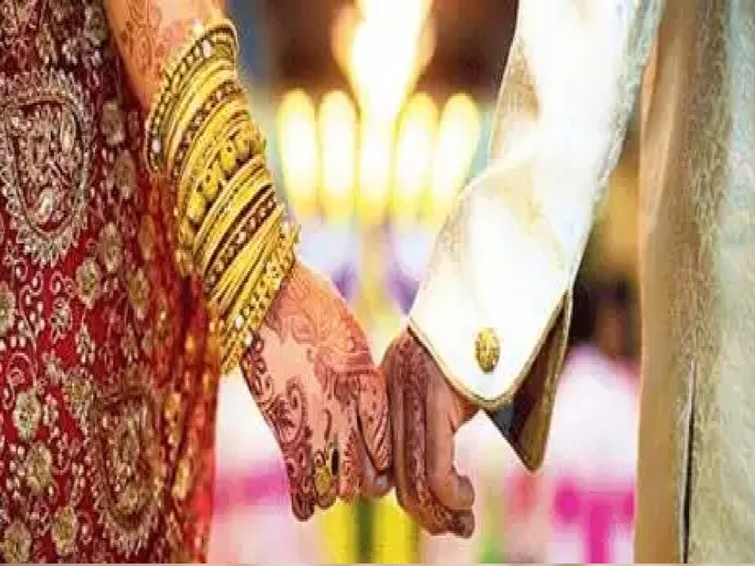 রাখি প্রায় ১৫ ভরি সোনা রূপার গয়না এবং ৪৭ হাজার টাকা নগদ নিয়ে যায়। কিন্তু তারপর রাখি আর বাড়ি ফিরে আসেনি।
