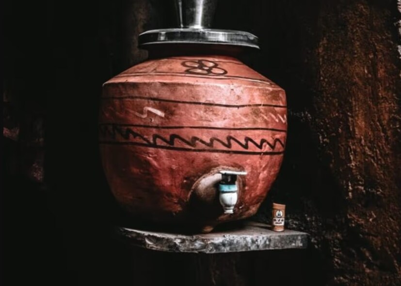 বারান্দা বা উঠোন থাকলে রাতে খোলা জায়গায় কলসি রাখুন। রাতের ঠান্ডা বাতাসের সংস্পর্শে আসার কারণে কলসির তাপমাত্রা কমে যায়, যার কারণে সকালে জল খুব ঠান্ডা পাওয়া যায়। মনে রাখবেন পাত্রটি যেন ঢেকে রাখা থাকে, যাতে ধুলো তাতে না পড়ে।