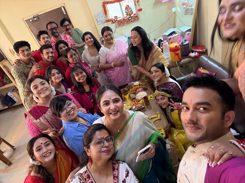 শেষ দিনের শ্যুট হওয়ার আগে, তেঁতুলপাতা টিমের পক্ষ থেকে তাঁকে সাধ খাওয়ানো হয়৷ ছিল এলাহি আয়োজন। নানা ধরনের খাবার, মিষ্টি ছিল। 