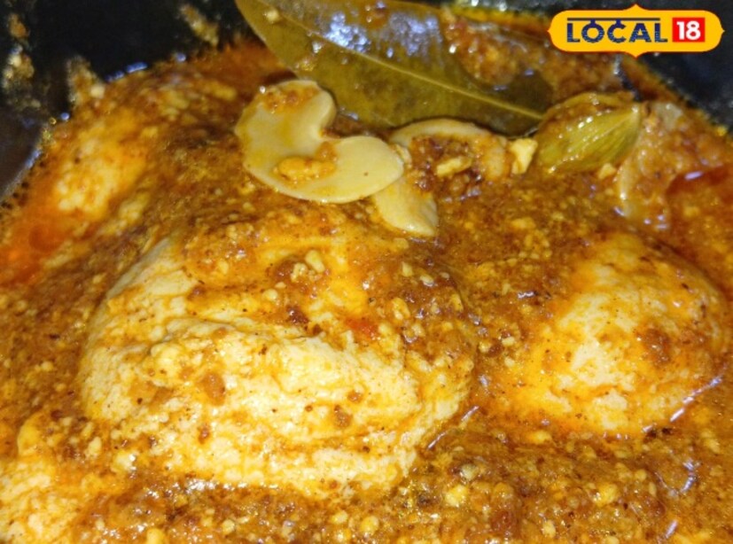 অন্যদিকে পাত্রে সাদা তেল একটু ঘি দিয়ে বাটা মসলা ও গোটা মসলা দিয়ে ভাজুন। তেল ছেড়ে এলে ভেজে রাখা ক্ষীর দিন। এরপর টক দই দেওয়ার পর একটু নেড়েচেড়ে পরিমাণ মত জল দিন। তাতে ভেজে রাখা আলু দিয়ে ফুটিয়ে নিন। আলু সিদ্ধ হয়ে এলে জল ছেঁকে রসগোল্লা দিয়ে দিন। এরপর সতর্কতার সঙ্গে নাড়তে থাকুন। যাতে রসগোল্লা ভেঙে না যায় সেই দিকে খেয়াল রাখতে হবে। নামানোর আগে একটু ঘি এবং সামান্য পাতি লেবুর রস দিয়ে নামিয়ে নিন।