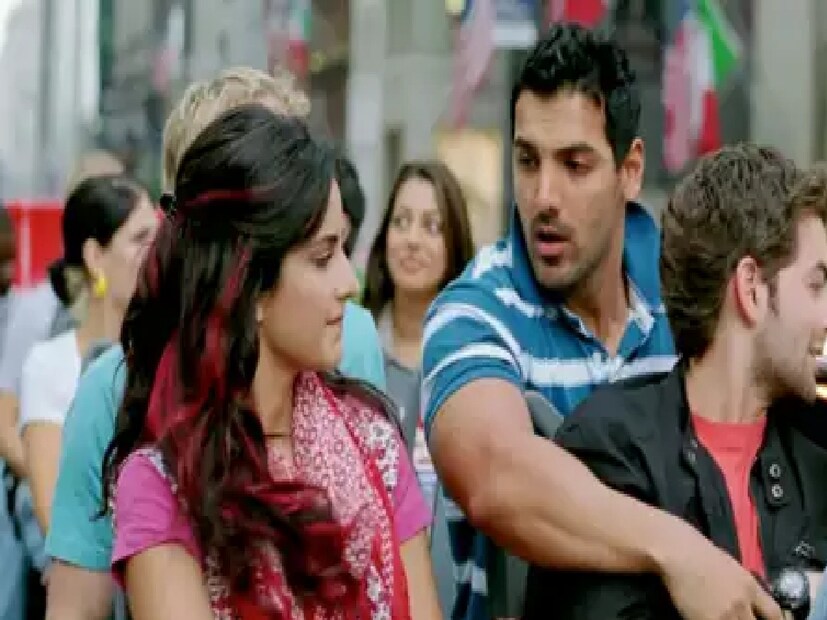 অভিনেতা আরও বলেন, “আমি শুনেছিলাম যে, আমার গায়ের রঙ নিয়ে সমস্যা ছিল ক্যাটরিনার। তারপর আমি যেভাবে আমার চরিত্রটিকে ফুটিয়ে তুলছিলাম, সেটা নিয়েও ওর সমস্যা ছিল। আর ও এই ঝামেলাটা জিইয়ে রাখছিল। ফলে আমি রেগে গিয়েছিলাম। কারণ আমিও তো ভাল ছবিতে কাজ করেছি।”