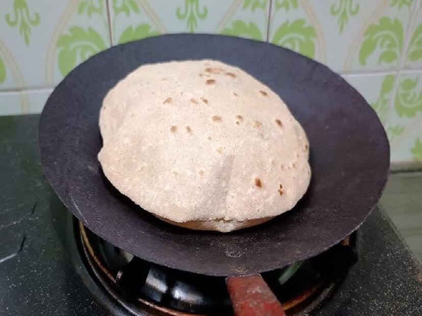সবচেয়ে গুরুত্বপূর্ণ ধাপ। রুটি তৈরির পর সঠিক ভাবে সংরক্ষণ না করলে সব চেষ্টাই বৃথা। রুটি বানানোর পর হালকা গরম পাত্রে রাখুন অথবা একটি পরিষ্কার কাপড়ে মুড়িয়ে গরম রাখুন।যাতে শুকিয়ে না যায়।