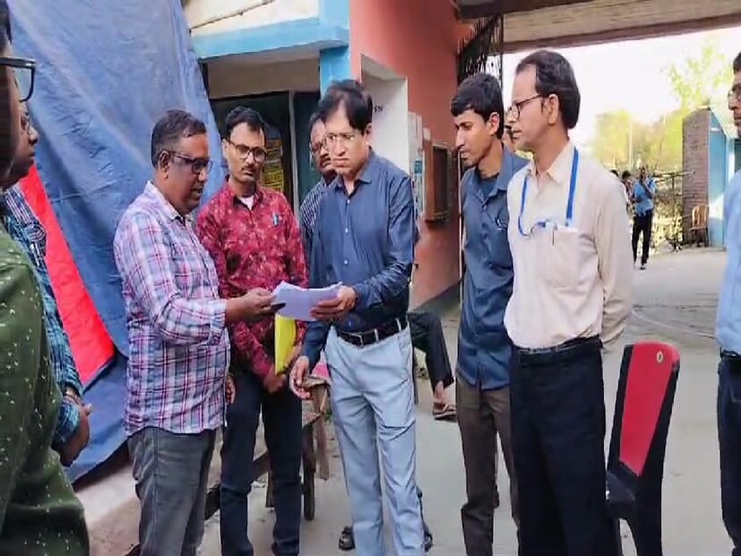 এদিকে মালদহের ঘটনায় আরও সতর্ক হচ্ছে উচ্চ মাধ্যমিক শিক্ষা সংসদ। স্বরাষ্ট্র দফতরের সঙ্গেও কথা বলে শিক্ষা দফতর। মালদহের জেলাশাসকের সঙ্গেও চামাগ্রাম স্কুলের ঘটনা নিয়ে কথা সংসদ সভাপতির। যে স্কুলের ছাত্ররা গোলমালের ঘটনায় যুক্ত তাদের অনুমোদন কেন বাতিল করা হবে না জানতে চাওয়া হবে, বলেছেন সংসদ সভাপতি। মালদহের চামাগ্রাম স্কুলের ঘটনা নিন্দনীয়, আপত্তিকর। শিক্ষকদের গায়ে হাত দেওয়া হয়েছে। 