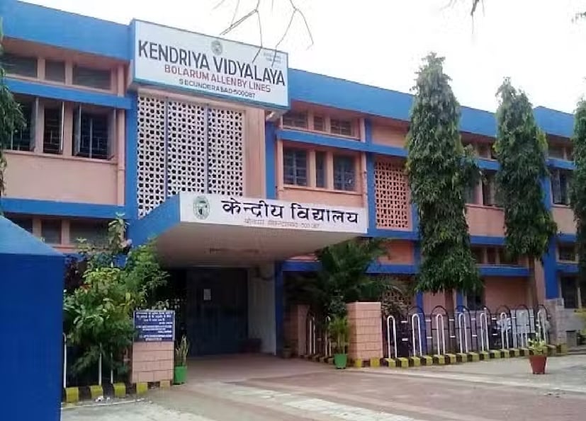 TC মানে ট্রান্সফার সার্টিফিকেট (TC)। আপনি যদি আপনার সন্তানকে ক্লাস ২ থেকে ৪ পর্যন্ত যে কোনও ক্লাসে ভর্তি করেন তাহলে ট্রান্সফার সার্টিফিকেট বাধ্যতামূলক। টিসি ছাড়া ভর্তি হওয়া কঠিন।