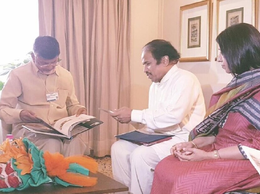 হঠাৎ করেই জীবন জড়িয়ে ফেললেন ডি এল সুব্রহ্মণ্যমের সঙ্গে। যশস্বী এই বেহালাবাদকের সঙ্গে আগে অনুষ্ঠান করেছেন কবিতা। ১৯৯৯ সালে তাঁর সঙ্গে বাঁধলেন গাঁটছড়া। দু’জনের বয়সের ব্যবধান ১১ বছর।