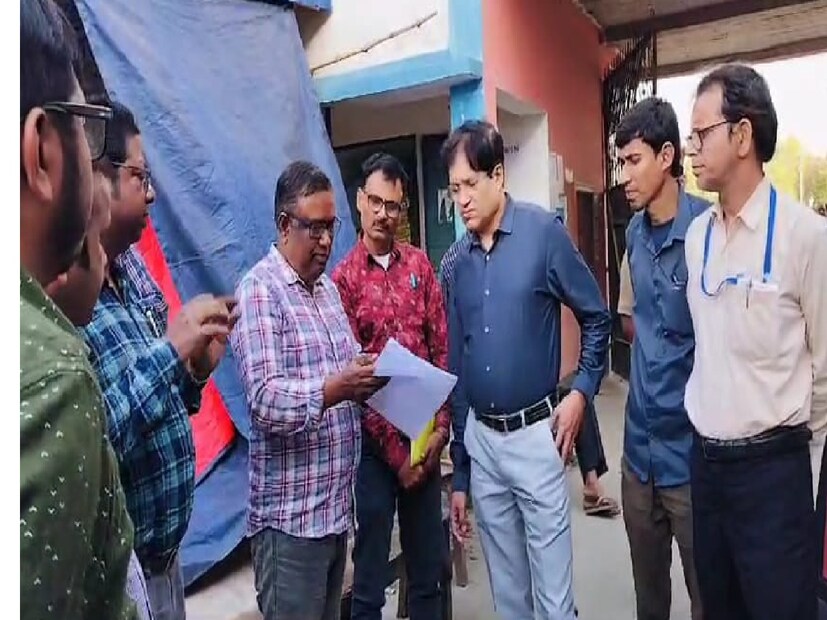 বুধবার মালদহতেই ছিলেন উচ্চ মাধ্যমিক শিক্ষার সংসদের সভাপতি চিরঞ্জীব ভট্টাচার্য। ঘটনার পর বিকেল নাগাদ যান তিনি। সংসদ সভাপতিকে কাছে পেয়ে আতঙ্কিত শিক্ষক শিক্ষিকারা জানান, পরীক্ষার্থীদের তল্লাশি আর করবেন না তাঁরা। 