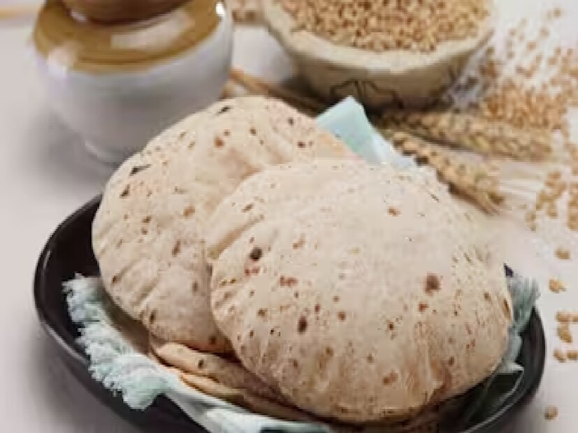 অনেকেই মাখার পর অনেক ক্ষণ রেখে দেন, কেউ আবার কোনও সময়েই দেন না। দু’টিই ভুল। এর কারণেও রুটি শক্ত হয়ে যায়। তাওয়ায় দেওয়ার আগে ২০-৩০ মিনিটের জন্য রেখে দেওয়া উচিত। ভেজা কাপড় বা ঢাকনা দিয়ে ঢেকে রাখলে আরও ভাল। 