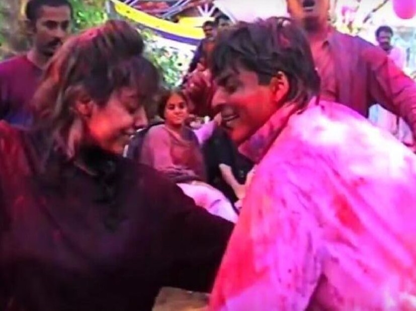 রণধীর যোগ করেন, ''মেয়েরা আসা বন্ধ করে দিল বলে আমি আর ঋষি (ঋষি কাপুর)-ও পার্টিতে আর যেতাম না। মেয়েরা না থাকলে পার্টিতে গিয়ে মজা হত না। এক সময় এত ভিড় হত যে সেখানে মেয়েদের সঙ্গে অভব্যতা শুরু হয়েছিল। তারপর তো পার্টিই বন্ধ হয়ে গেল।"