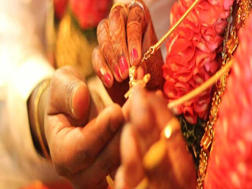 জিজ্ঞাসা করে, "তুমি কবে আসবে?" কিন্তু ফোনে এমন উত্তর পেয়ে যুবকটি হতবাক হয়ে যায়। আসুন জেনে নিই পুরো ঘটনা। পুলিশ সূত্রে খবর, আসলে এই বিয়ে করানোর বিনিময়ে দালাল এক মহিলা ৪ লাখ টাকা আদায় করেছিল। বিয়ের ৫ মাস পর নববধূ ১৫ ভরি সোনা, রূপার গয়না এবং ৪৭ হাজার টাকা নগদ নিয়ে পালিয়ে যায়।