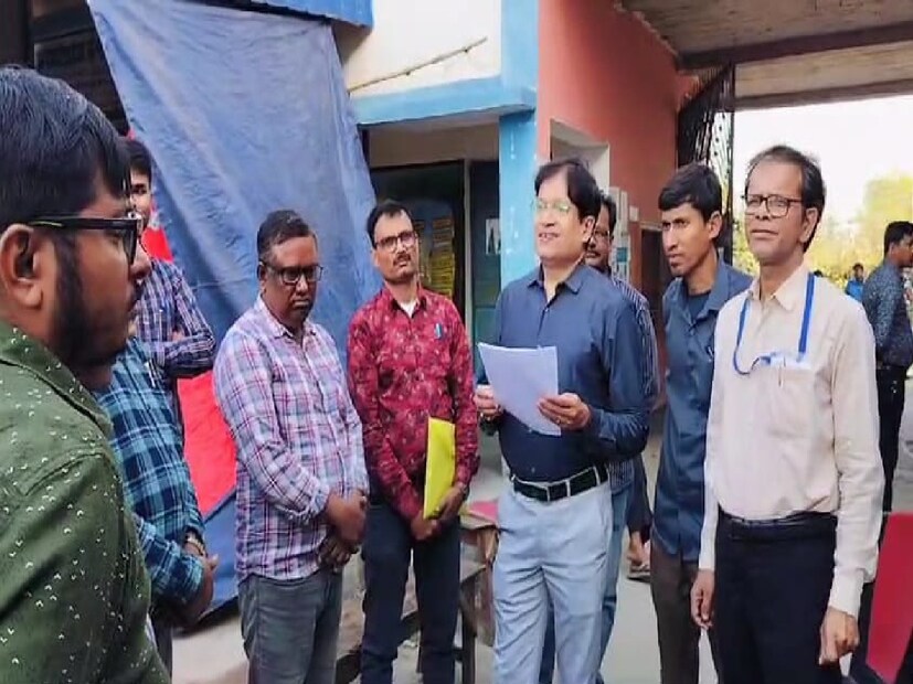 পরিস্থিতি সামাল দিতে ঘটনাস্থলে পৌঁছন কালিয়াচকের মহকুমা পুলিশ আধিকারিক এবং বৈষ্ণবনগর থানার আইসি-র নেতৃত্বে বিশাল পুলিশ বাহিনী। ঘটনার সিসিটিভি ফুটেজ থেকে অভিযুক্ত পরীক্ষার্থীদের চিহ্নিত করা হচ্ছে।