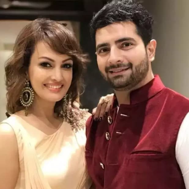 নিশা রাওয়ালনিশা রাওয়ালের বিরুদ্ধে বিবাহ বহির্ভূত সম্পর্কের অভিযোগ এনেছিলেন তাঁর স্বামী করণ মেহরা। করণ মেহরা জানান, নিশা রাওয়ালের তাঁর দত্তক নেওয়া ভাইয়ের সঙ্গে সম্পর্কে রয়েছেন।