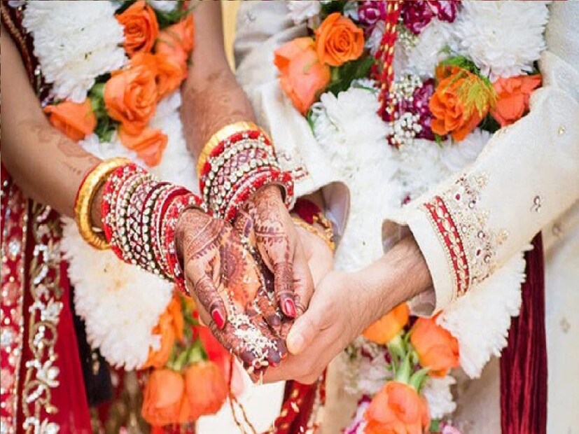 তাই ভরসা পেতে নাবালিকা প্রেমিকা কমলেশকে বাড়ি ফিরে আসার সোমবার রাতের মধ্যেই বাড়ি ফিরে আসার জন্য বলেছিল। কিন্তু উড়োজাহাজে চড়ে দ্রুত ফেরার জন্য পকেটে তেমন কোনও পয়সা ছিল না। অগত্যা ট্রেনের জেনারেল কম্পার্টমেন্টে বসেই অনেক কষ্টে দুদিন না খেয়ে সাধারণ যাত্রীদের মাঝে অতি কষ্টে বাড়ি ফিরে আসে।