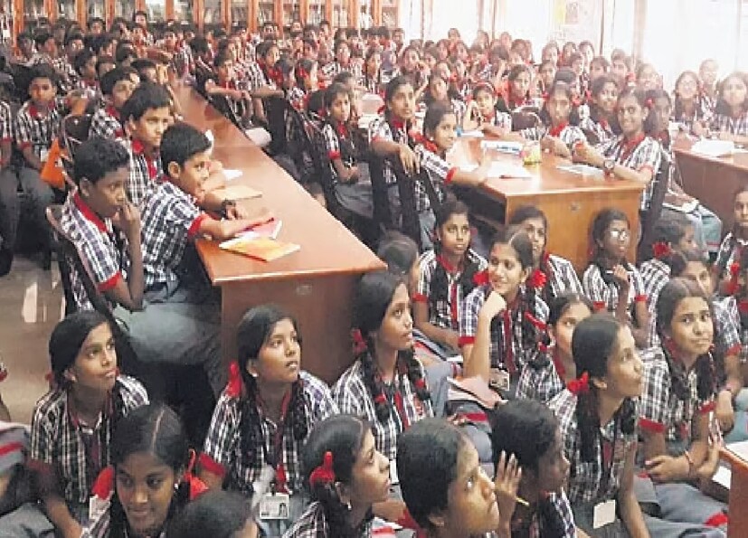 যদি একজন ছাত্র তফসিলি জাতি (SC), তফসিলি উপজাতি (ST), অর্থনৈতিকভাবে দুর্বল বিভাগ (EWS), অন্যান্য অনগ্রসর শ্রেণী (OBC-নন ক্রিমি লেয়ার) এবং BPL বিভাগের অন্তর্গত হয় তাহলে সংশ্লিষ্ট সরকারি কর্তৃপক্ষের দ্বারা জারি করা একটি কাস্ট বা জাতিগত শংসাপত্র প্রয়োজন।