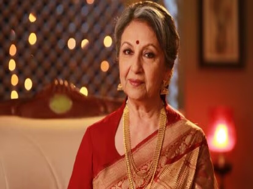 এর আগে জনসমক্ষে কখনও তা নিয়ে কথা বলেননি বলিউডের বর্ষীয়ান নায়িকা। কফি-আড্ডায় সেদিন করণ বলেন, ''আমি আমার ছবি রকি অউর রানির জন্য প্রথমে শর্মিলাজির কাছেই গিয়েছিলাম। তখন অসুস্থতার কারণে তিনি আমার ছবির জন্য সায় দেননি। তার পর ওই চরিত্রেই শাবানাজি অভিনয় করেন। কিন্তু ওই আফসোসটা আমার থেকে গিয়েছে।''