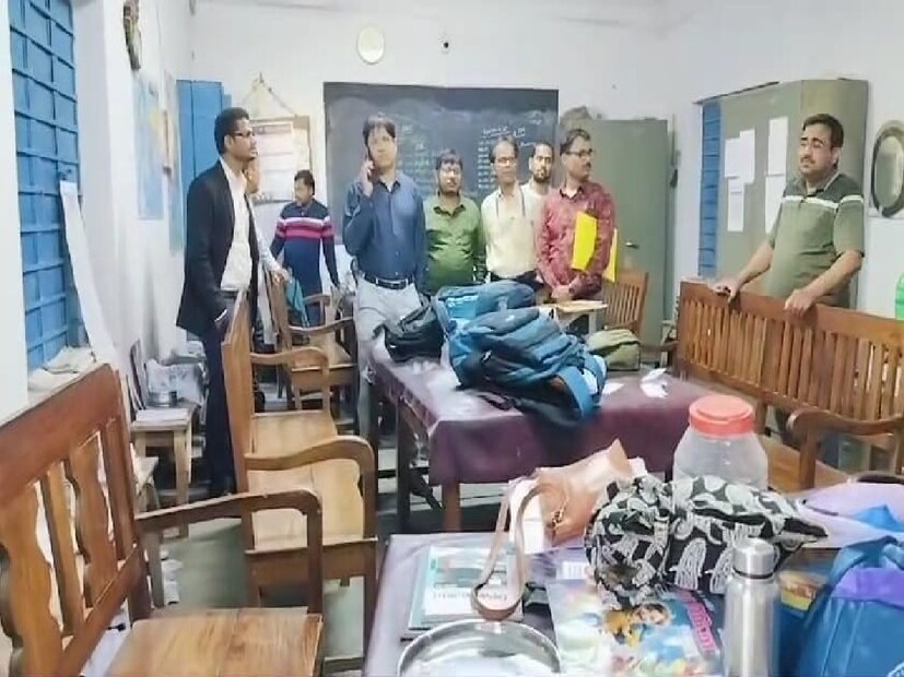 এদিন পরীক্ষা শুরুর আগে পরীক্ষার্থীদের তল্লাশি করে স্কুলে ঢোকানোর সময় বিবাদের সূত্রপাত। এরপরেই একদল পরীক্ষার্থী স্কুলের টিচার্স রুমে ঢুকে হামলা চালায় বলে অভিযোগ। মারধর, শারীরিক হেনস্থা করা হয় বেশ কিছু শিক্ষক-শিক্ষিকাকে। এতে আহত হন বেশ কয়েকজন শিক্ষক শিক্ষিকা। শেষ পর্যন্ত অ্যাম্বুল্যান্সে করে তাঁদের চিকিৎসার জন্য আনা হয় হাসপাতালে। বাড়তি পুলিশ মোতায়ন করে পরীক্ষা শুরু হলেও এলাকায় দিনভর উত্তেজনা ছিল। 