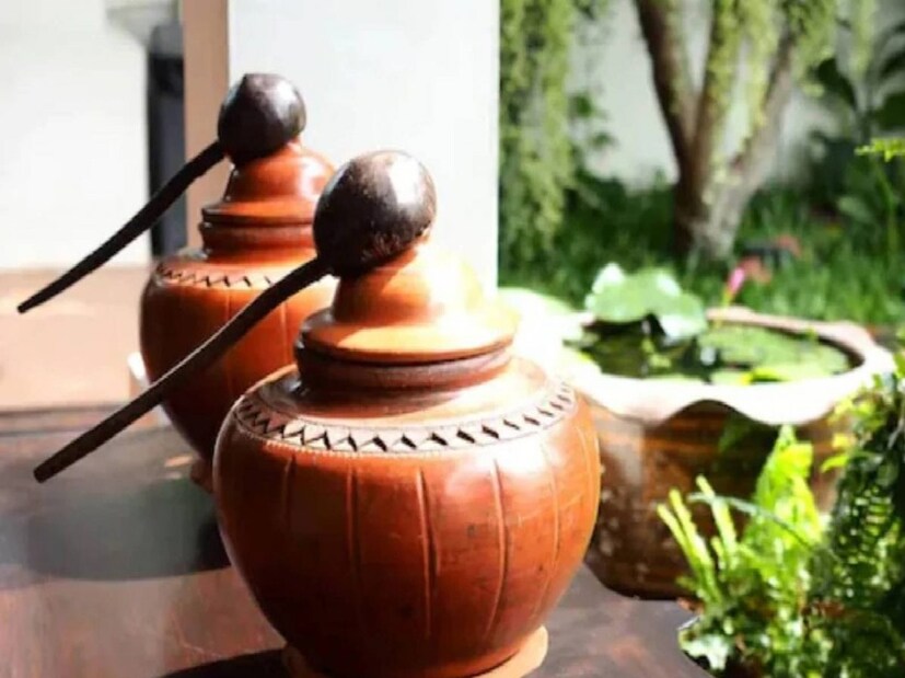কিন্ত চিকিৎসকরা ফ্রিজের ঠান্ডা জল বা বাজার চলতি ঠান্ডা সফট ড্রিঙ্ক পান করতে বারণ করছেন। উল্টে পরামর্শ দিয়েছেন গরমের দিনে মাটির কলসি বা কুঁজোর জল পান করা উচিত। একমাত্র এটাই স্বাস্থ্যসম্মত।
