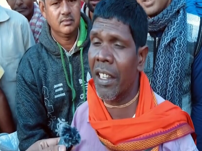এই রাজ্যের বীরভূমের রাস্তায় রাস্তায় বাদাম বিক্রি করা ভুবন বাদ্যকরের জীবন বদলে দিয়েছিল সোশ্যাল মিডিয়া। 