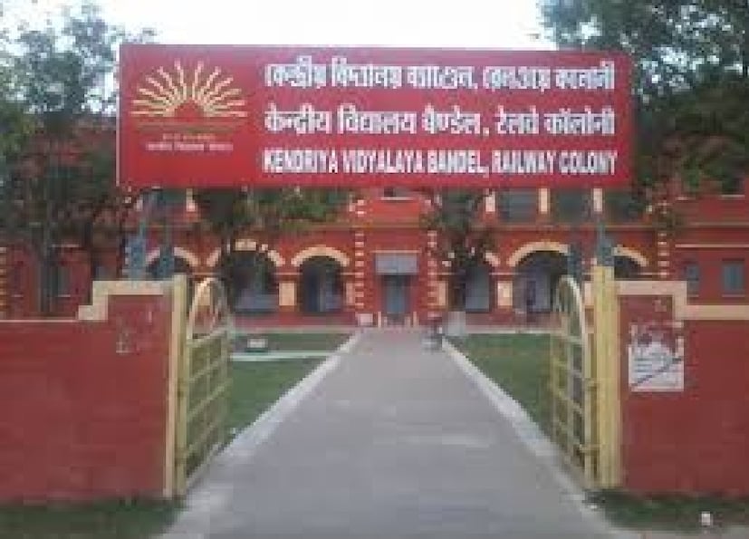 KVS-এ ভর্তির জন্য জন্ম শংসাপত্র প্রথম শ্রেণীতে প্রয়োজনীয়। যে কোনও স্বীকৃত সরকারি সংস্থা দ্বারা জারি করা জন্ম শংসাপত্র। জন্ম শংসাপত্র পৌরসভা, পৌর কর্পোরেশন, গ্রাম পঞ্চায়েত, সামরিক হাসপাতাল বা প্রতিরক্ষা কর্মীদের পরিষেবা রেকর্ড ইত্যাদি থেকে পাওয়া যেতে পারে।