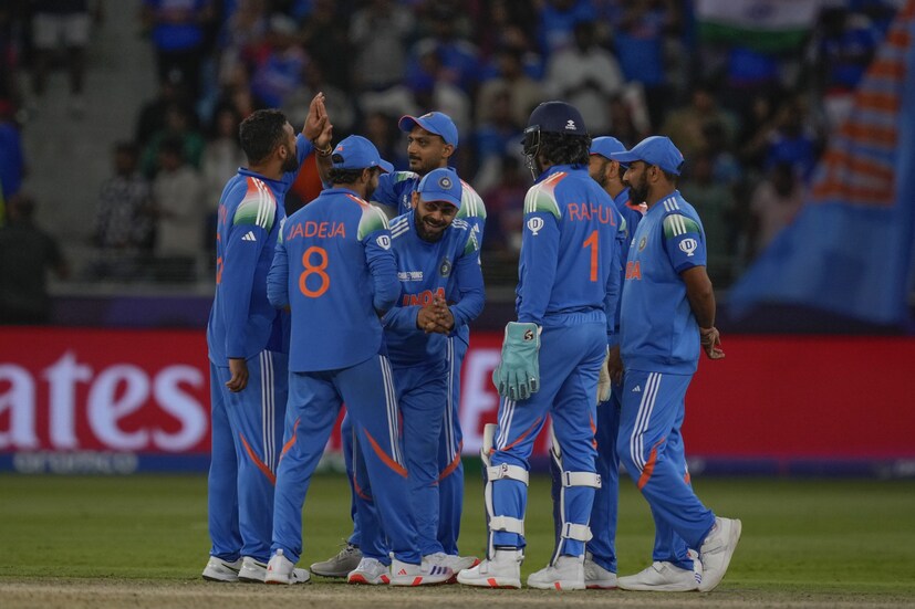সারা দুনিয়ার নজর এখন এই ম্যাচে! বিশ্ব ক্রিকেটের দুটি সেরা দল রবিবার খেলবে চ্যাম্পিয়ন্স ট্রফি ২০২৫-এর ফাইনাল। ভারতের সামনে আরও একটি আইসিসি ট্রফি জয়ের সামনে। টি-২০ বিশ্বকাপ জয়ের পর যা ক্যাপ্টেন রোহিত শর্মার বড় পাওনা হতে পারে। 