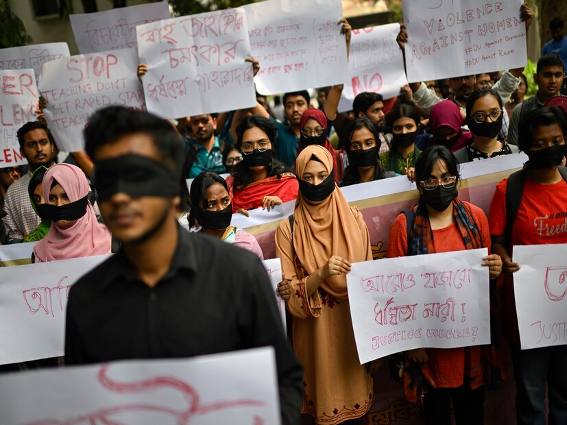 আট বছরের শিশু কন্যার ধর্ষণের ঘটনায় উত্তাল বাংলাদেশ৷ শেখ হাসিনা দেশ থেকে পালানো এবং বর্তমানের মুহম্মদ ইউনূস পরিচালিত সরকার একের পর এক ব্যর্থতার নজির তৈরি করে ফেলেছে৷ যে ভাবে ছাত্রদের বিপ্লবে প্রাক্তন প্রধামমন্ত্রীকে দেশ ছাড়া হতে হয়েছিল ঠিক সেভাবেই এবার ছাত্র বিদ্রোহের আঁচ অনুভব করছেন মুহম্মদ ইউনূস৷ মাগুরায় আট বছরের কন্যাকে রেপের বিরুদ্ধে উত্তাল সব মহল৷ ঢাকা বিশ্ববিদ্যালয়ের পড়ুয়াদের বিক্ষোভের তিরে এবার বিদ্ধ দফা এক দাবি এক স্বরাষ্ট্র উপদেষ্টার পদত্যাগ এই স্লোগানে উত্তাল ঢাকা৷ Photo- AP 