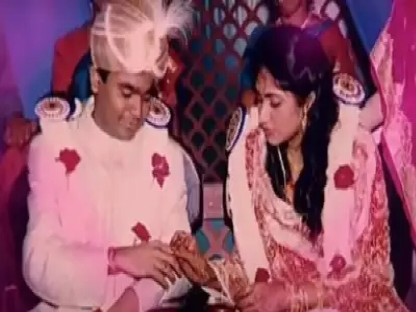 : অস্কারজয়ী সঙ্গীত সুরকার এ আর রহমান হাসপাতালে ভর্তি হতেই তাঁর প্রাক্তন স্ত্রী-র কথায় ১৮০ ডিগ্রি বদল৷ কয়েক মাস আগেই সংবাদমাধ্যম উত্তাল হয়েছিল এ আর রহমানের দীর্ঘদিনের বিবাহিত জীবনে ফুলস্টপ দিয়ে আলাদা হয়ে গেলেন দু'জনে৷ কিন্তু হঠাৎই সায়রা বানুর দাবি তাঁকে যেন রহমানের প্রাক্তন স্ত্রী না বলা হয়৷ তাঁর দাবি তাঁদের ডিভোর্স হয়নি তাঁদের৷ Photo- File 